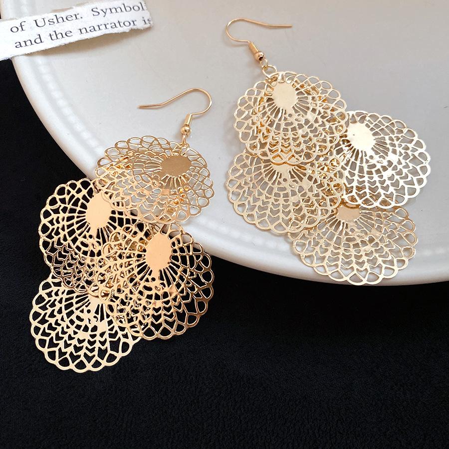 Metal round lace hollow ear hook European and American exaggerated earrings light luxury high-end earrings design sense niche
Metal round lace hollow ear hook European and American exaggerated earrings light luxury high-end earrings design sense niche