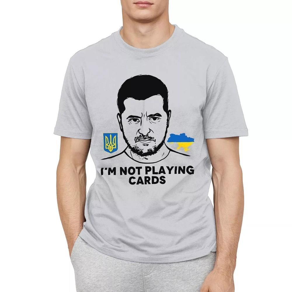 Я не граю в карти Зеленський Трамп Підтримка України Футболка Унісекс Футболка S
Я не граю в карти Зеленський Трамп Підтримка України Футболка Унісекс Футболка S