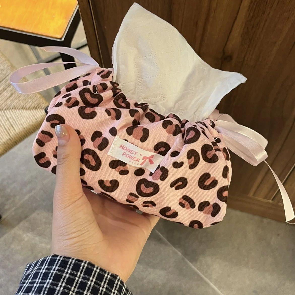 Ins Style Drawstring Tissue Bag Fabric Powder Brown Leopard Ripple Point Tissue Box Home Atmosphere Tissue Box Home Decoration цветной печати леопарда
Ins Style Drawstring Tissue Bag Fabric Powder Brown Leopard Ripple Point Tissue Box Home Atmosphere Tissue Box Home Decoration цветной печати леопарда