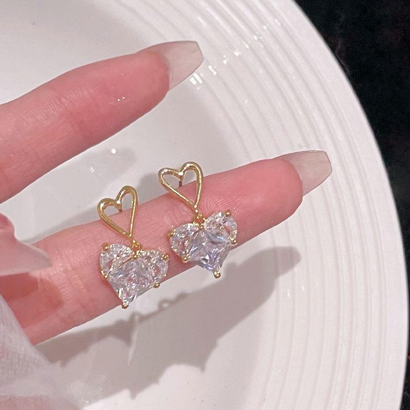 Pink Crystal Heart Earrings with 925 Silver Studs - Elegant Niche Design for Girls белый
Pink Crystal Heart Earrings with 925 Silver Studs - Elegant Niche Design for Girls белый