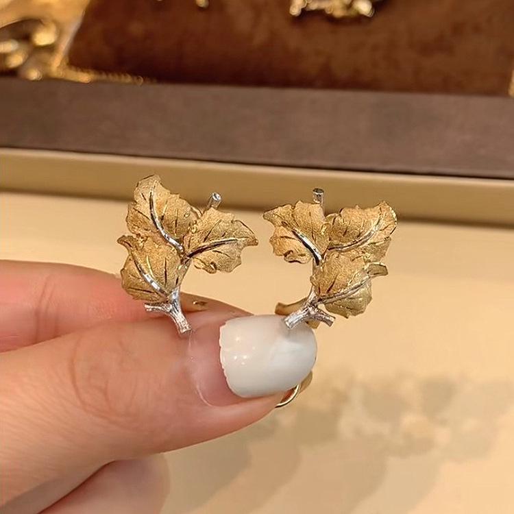 Двухцветные золотые итальянские филигранные серьги в виде виноградного листа
Двухцветные золотые итальянские филигранные серьги в виде виноградного листа