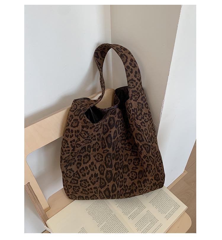 Leopard print shoulder canvas bag women s bag lazy wind large capacity tote bag 2025 new work commuter leisure bag леопардовый
Leopard print shoulder canvas bag women s bag lazy wind large capacity tote bag 2025 new work commuter leisure bag леопардовый