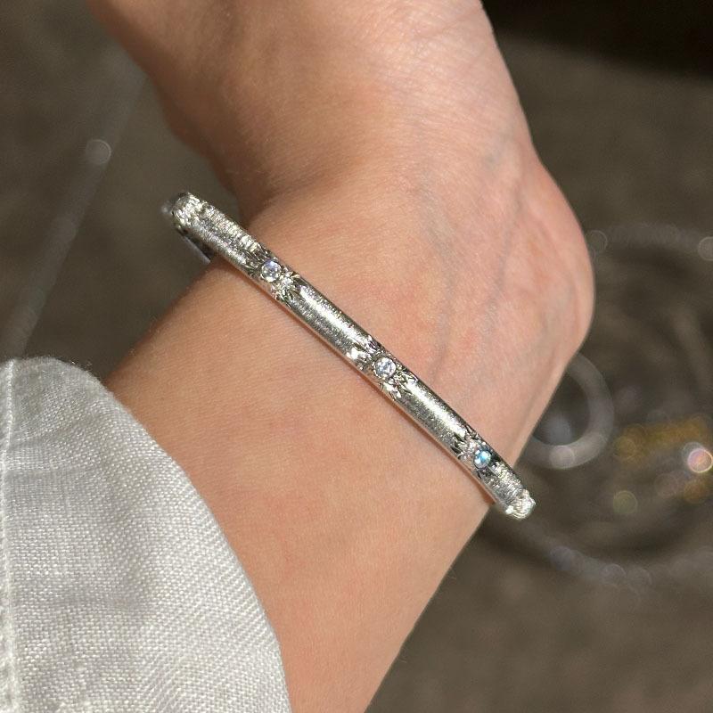 Легкая роскошь Высокий класс Ретро Звезда Брашированный браслет Слегка инкрустированный цирконом Средний древний стиль Наслоение Ношение Изысканный Универсальный Роскошный
Легкая роскошь Высокий класс Ретро Звезда Брашированный браслет Слегка инкрустированный цирконом Средний древний стиль Наслоение Ношение Изысканный Универсальный Роскошный