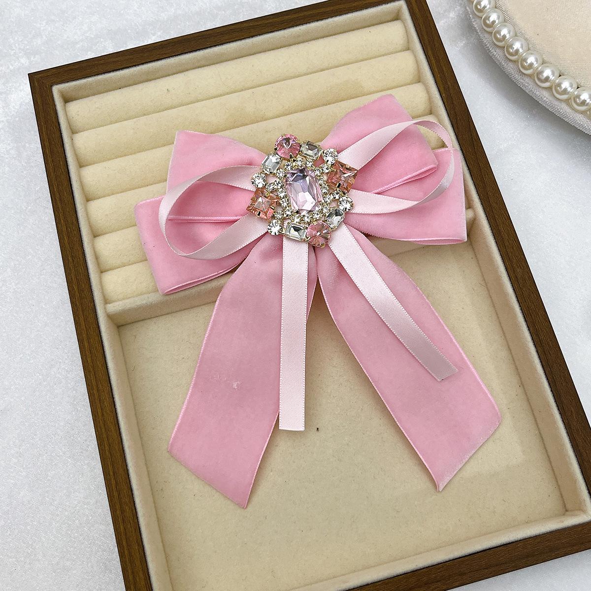 Korean Elegant Velvet Ribbon Bow Tie Brooches for Women Crystal Lapel Pins Decorative Fashion Wedding Party Badge Accessories рожевий
Korean Elegant Velvet Ribbon Bow Tie Brooches for Women Crystal Lapel Pins Decorative Fashion Wedding Party Badge Accessories рожевий