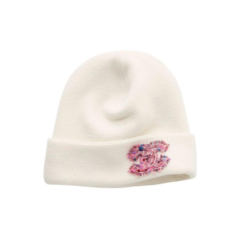 CHANEL logo decoration cute warm knitted cashmere wool hat women s white
CHANEL logo decoration cute warm knitted cashmere wool hat women s white