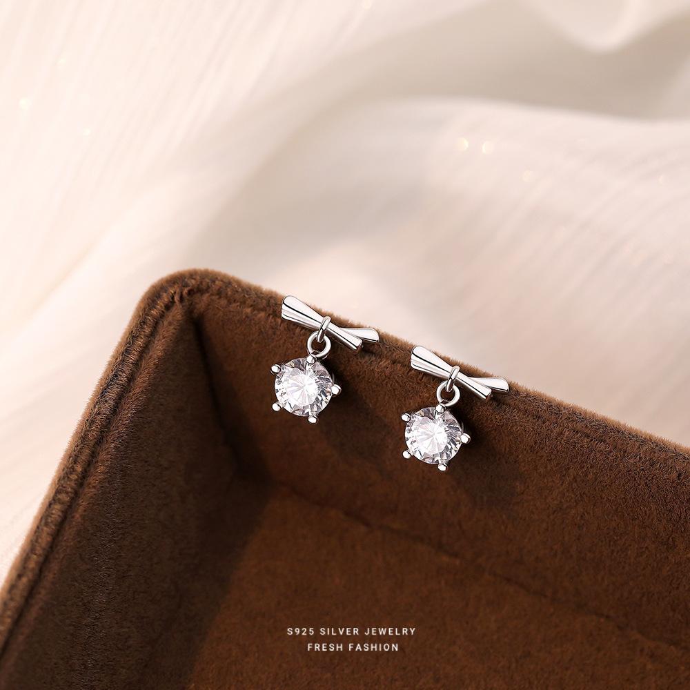 Fashion Simple Super Shiny Zircon Bow Stud Earrings for Women 925 Sterling Silver Jewelry
Fashion Simple Super Shiny Zircon Bow Stud Earrings for Women 925 Sterling Silver Jewelry