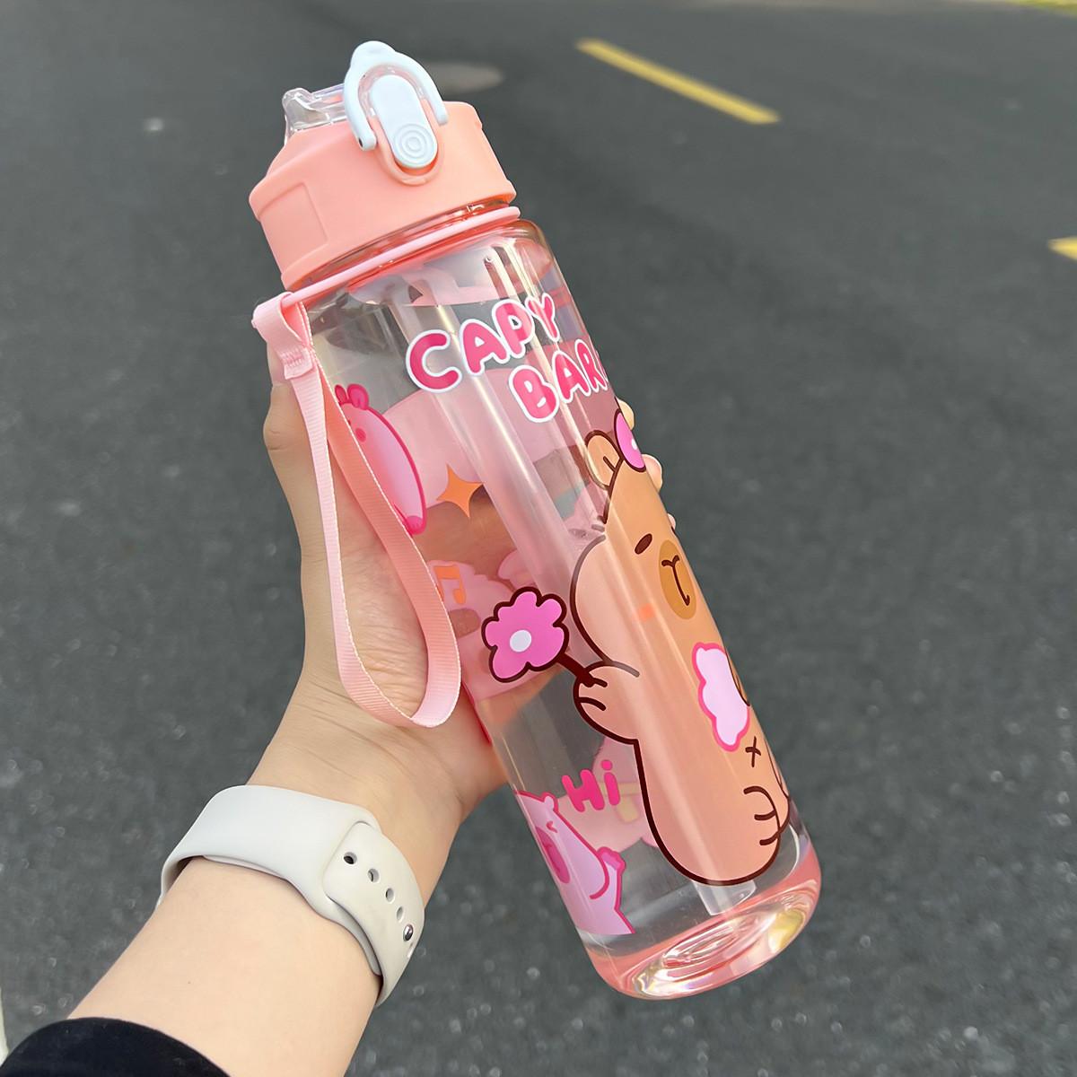 800ML Kids Water Bottle Creative Cartoon Plastic Cup with Straw&Hand Rope Large Capacity Water Bottle Outdoor Portable Water Cup 800ml розовый
800ML Kids Water Bottle Creative Cartoon Plastic Cup with Straw&Hand Rope Large Capacity Water Bottle Outdoor Portable Water Cup 800ml розовый