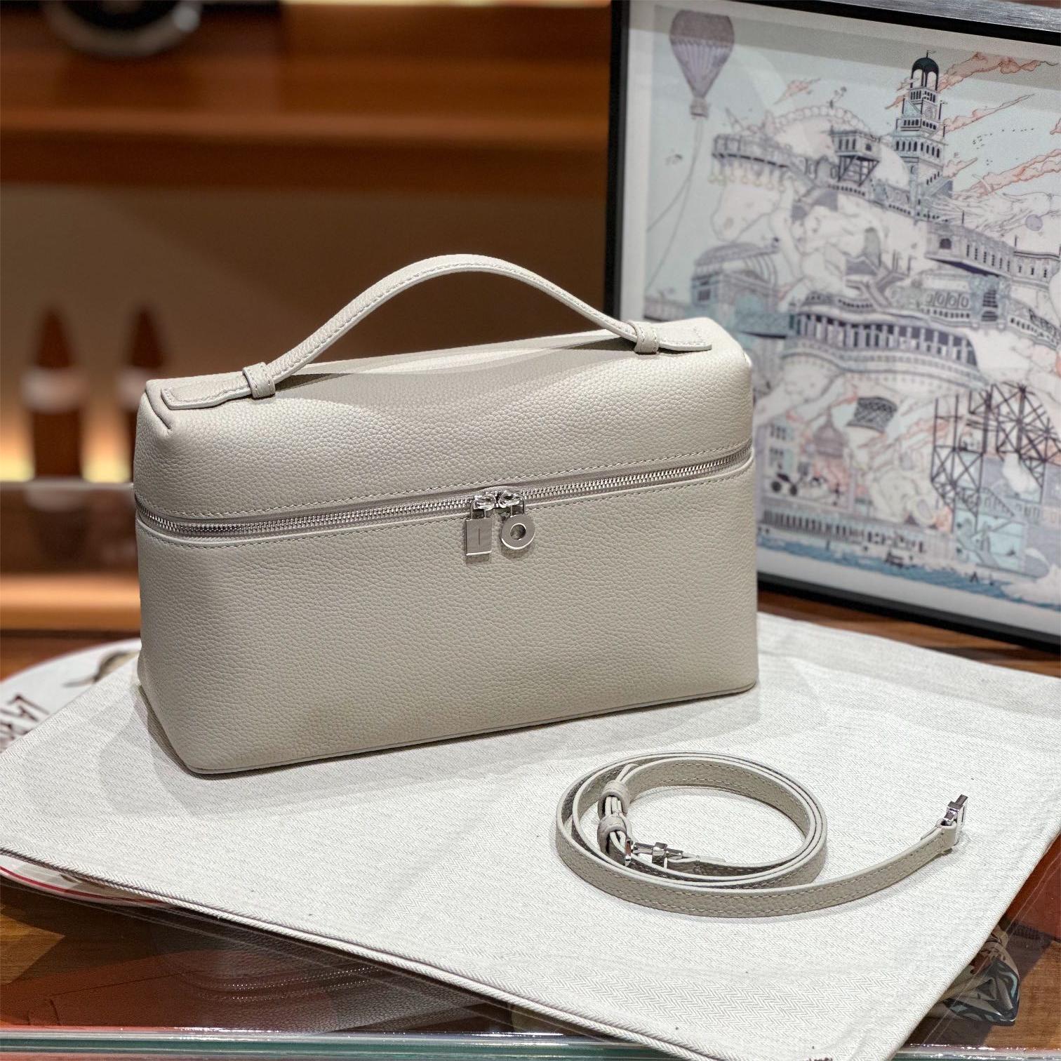 Жіноча сумка-ланч через плече з високоякісної коров ячої шкіри - LP27 27cm with gift box
Жіноча сумка-ланч через плече з високоякісної коров ячої шкіри - LP27 27cm with gift box