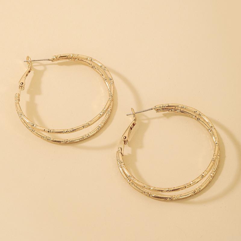 Silver Needle Minimalist Geometric Hoop Earrings - Metallic Round Design for Women, High-End European & American Fashion Style.
Silver Needle Minimalist Geometric Hoop Earrings - Metallic Round Design for Women, High-End European & American Fashion Style.
