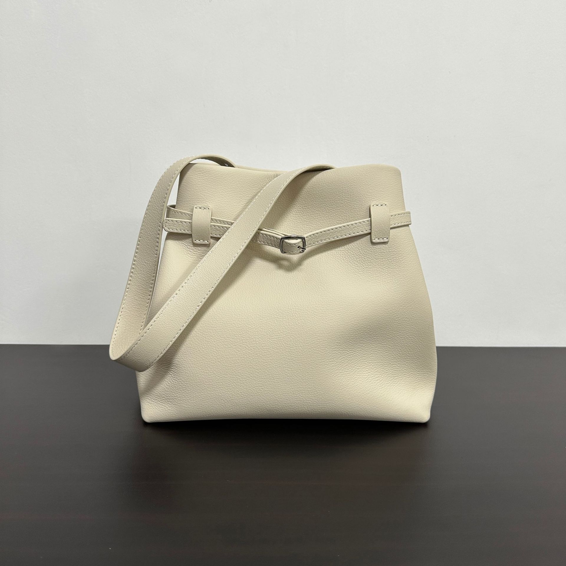 Маленькая минималистичная ленивая модная сумка-ведро из мягкой кожи для женщин, для поездок на работу, большая вместимость, повседневная сумка через плечо с пряжкой на ремне 24.8x11.7x25cm белый
Маленькая минималистичная ленивая модная сумка-ведро из мягкой кожи для женщин, для поездок на работу, большая вместимость, повседневная сумка через плечо с пряжкой на ремне 24.8x11.7x25cm белый