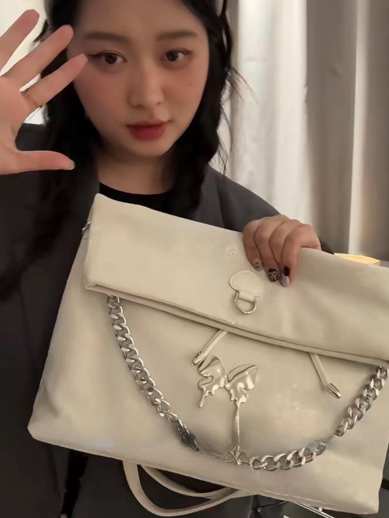 Fashion Butterfly Patch Chain Tote Bag Women Leather Large Capacity Backpack Ladies Multipurpose Foldable Durable Crossbody Bag 36x33x9cm белый
Fashion Butterfly Patch Chain Tote Bag Women Leather Large Capacity Backpack Ladies Multipurpose Foldable Durable Crossbody Bag 36x33x9cm белый