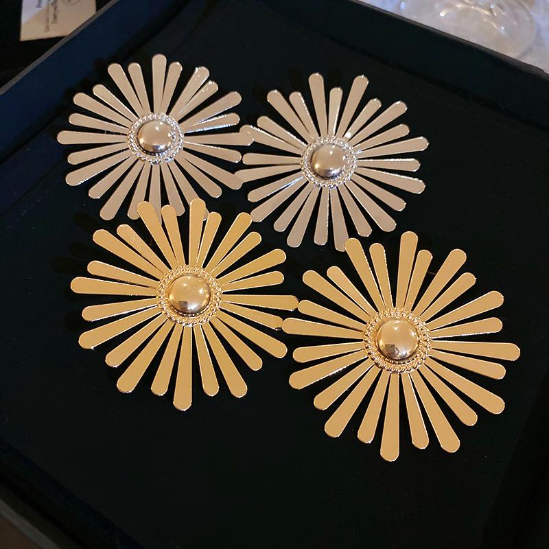 Elegant Metallic Daisy Flower Sterling Silver Stud Earrings - Minimalist, Sophisticated Design for Modern Women
Elegant Metallic Daisy Flower Sterling Silver Stud Earrings - Minimalist, Sophisticated Design for Modern Women