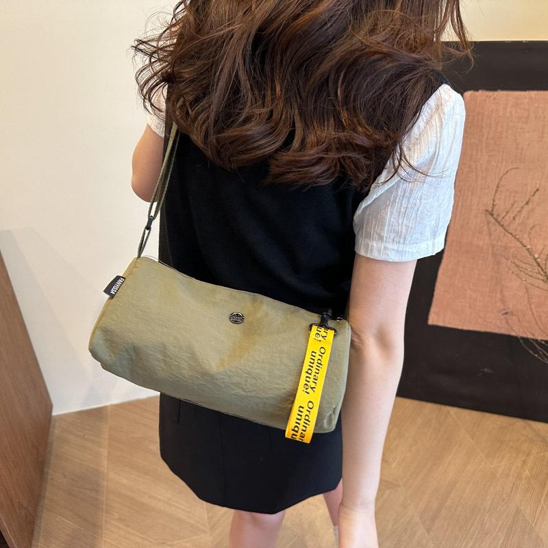 Casual texture simple large capacity tote bag 2025 spring new fashion trend women s shoulder messenger bag чорний
Casual texture simple large capacity tote bag 2025 spring new fashion trend women s shoulder messenger bag чорний