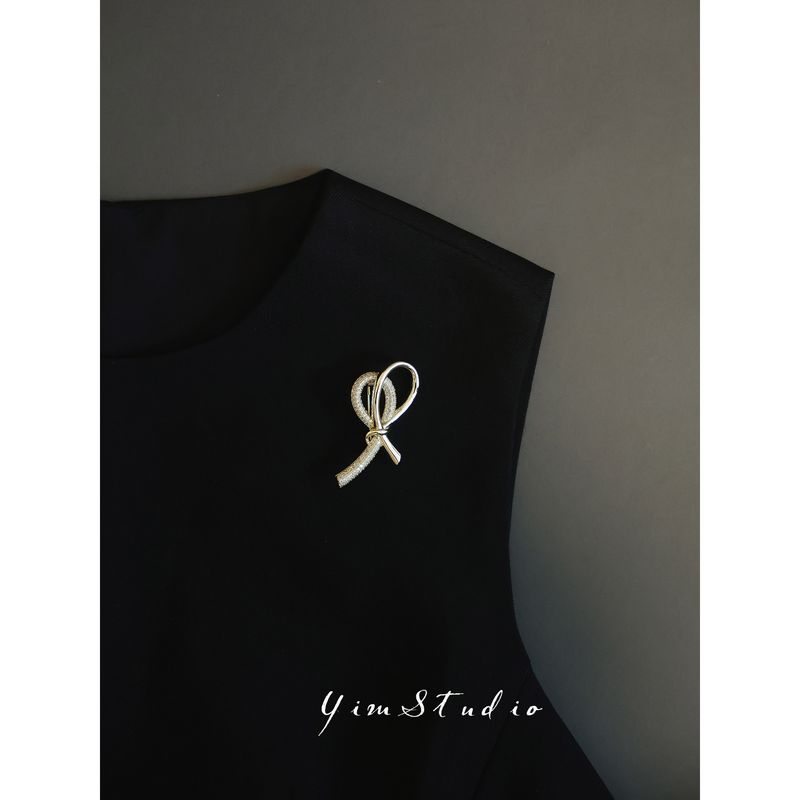 Yimstudio European and American Copper Inlaid Zircon Bright Surface Knot Brooch Niche Design Sense Fashion Exquisite Suit Accessories Gold
Yimstudio European and American Copper Inlaid Zircon Bright Surface Knot Brooch Niche Design Sense Fashion Exquisite Suit Accessories Gold