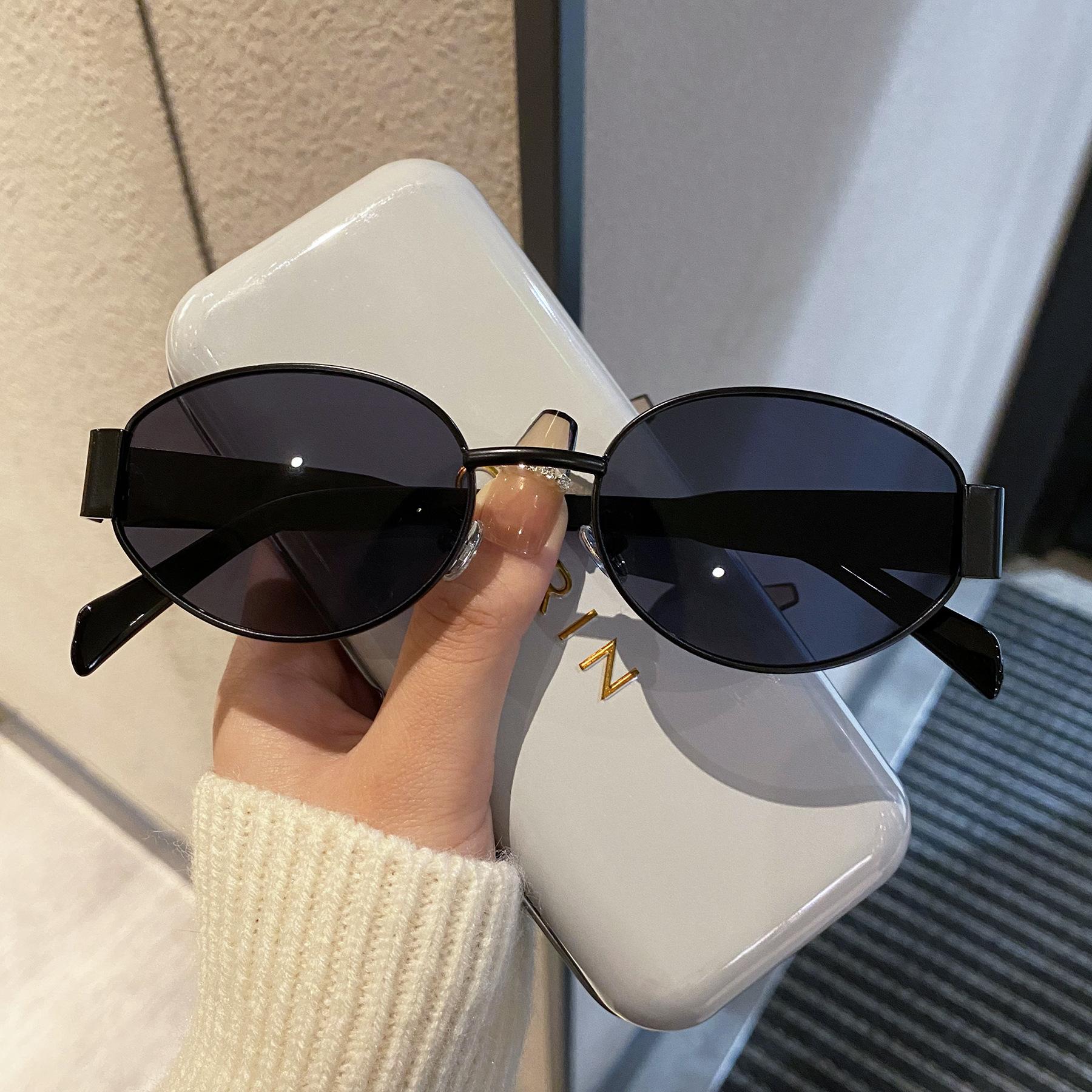 Сексуальные маленькие овальные женские солнцезащитные очки, модный роскошный дизайн, металлическая оправа, солнцезащитные очки для женщин, классические винтажные солнцезащитные очки
Сексуальные маленькие овальные женские солнцезащитные очки, модный роскошный дизайн, металлическая оправа, солнцезащитные очки для женщин, классические винтажные солнцезащитные очки