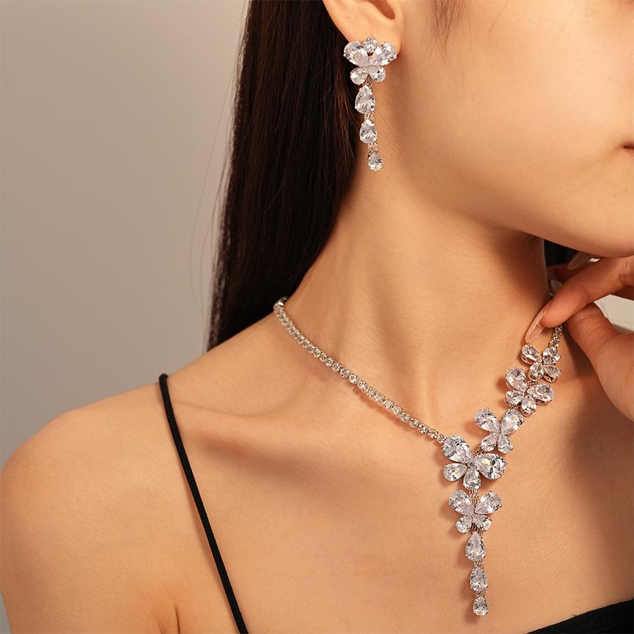 Elegant Zircon Butterfly Flower Silver Drop Earrings - High-End European and American Style for Women
Elegant Zircon Butterfly Flower Silver Drop Earrings - High-End European and American Style for Women