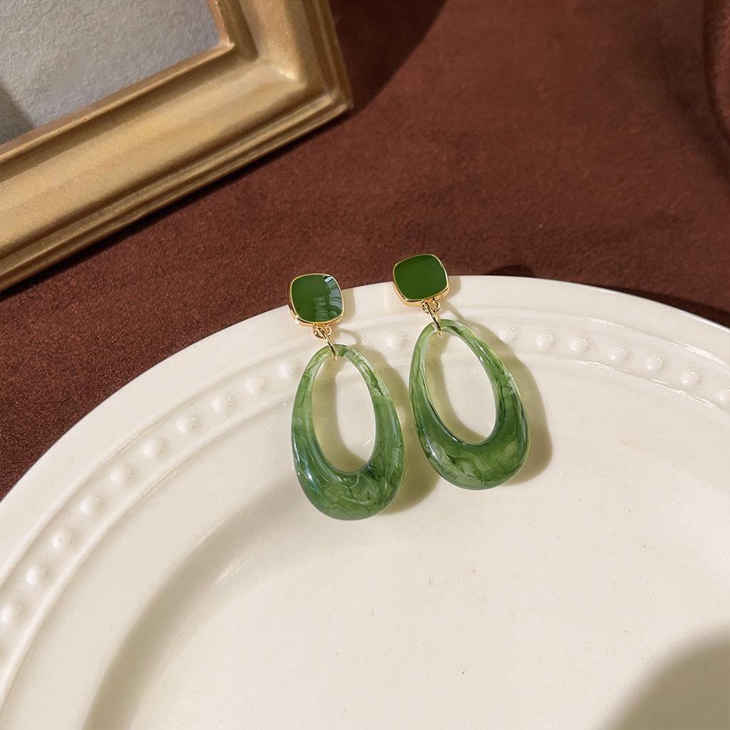 Изумрудные серьги-пусеты в стиле ретро середины века
Изумрудные серьги-пусеты в стиле ретро середины века