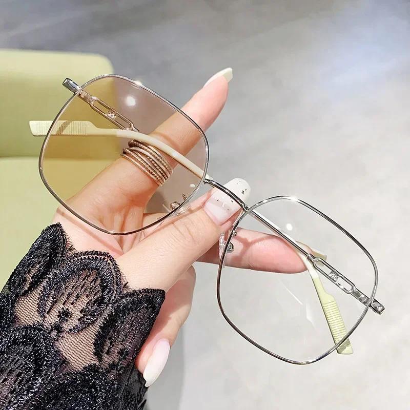 New Trend Color Changing Myopia Glasses Blue Light Blocking Retro Metal Frame Eyewear for Women Fashion 0(anti-blue)
New Trend Color Changing Myopia Glasses Blue Light Blocking Retro Metal Frame Eyewear for Women Fashion 0(anti-blue)