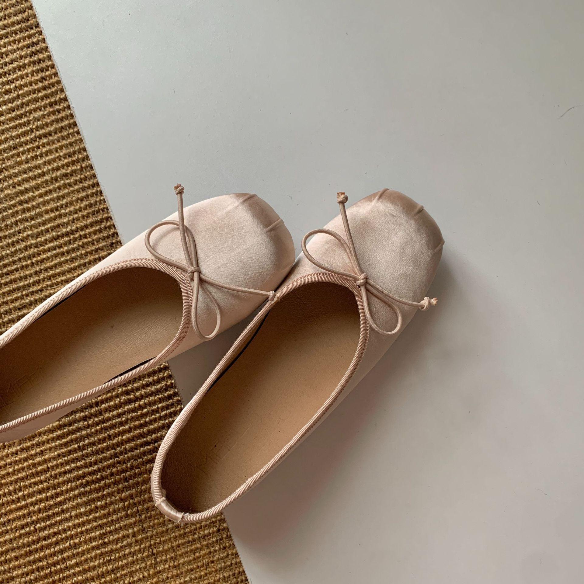 Red satin bow single shoes women s 2025 early spring new niche temperament flat grandma shoes Mary Jane shoes 39
Red satin bow single shoes women s 2025 early spring new niche temperament flat grandma shoes Mary Jane shoes 39