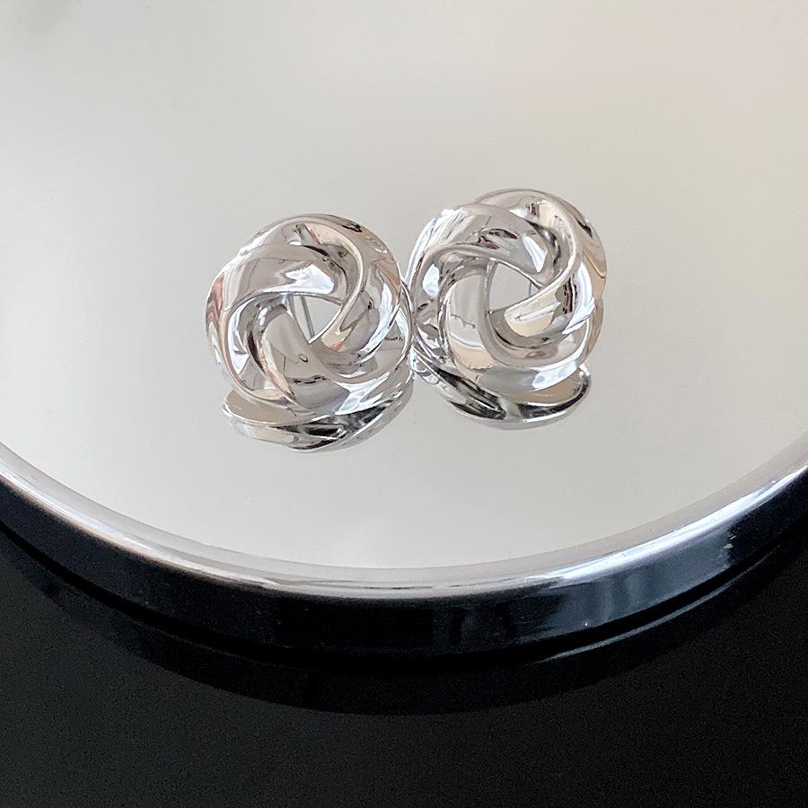 Steel needle metal rose winding stud earrings French retro elegant simple versatile earrings light luxury high-end earrings
Steel needle metal rose winding stud earrings French retro elegant simple versatile earrings light luxury high-end earrings