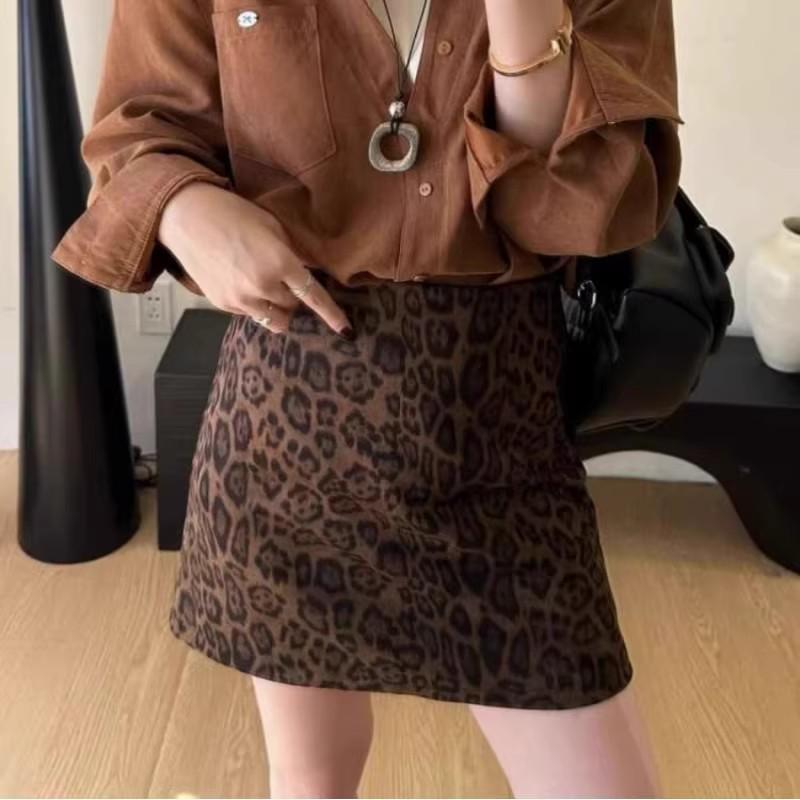 2025 New Women s High Waist Leopard Print Bodycon Midi Skirt in Retro A-Line Mini Style 3XL
2025 New Women s High Waist Leopard Print Bodycon Midi Skirt in Retro A-Line Mini Style 3XL