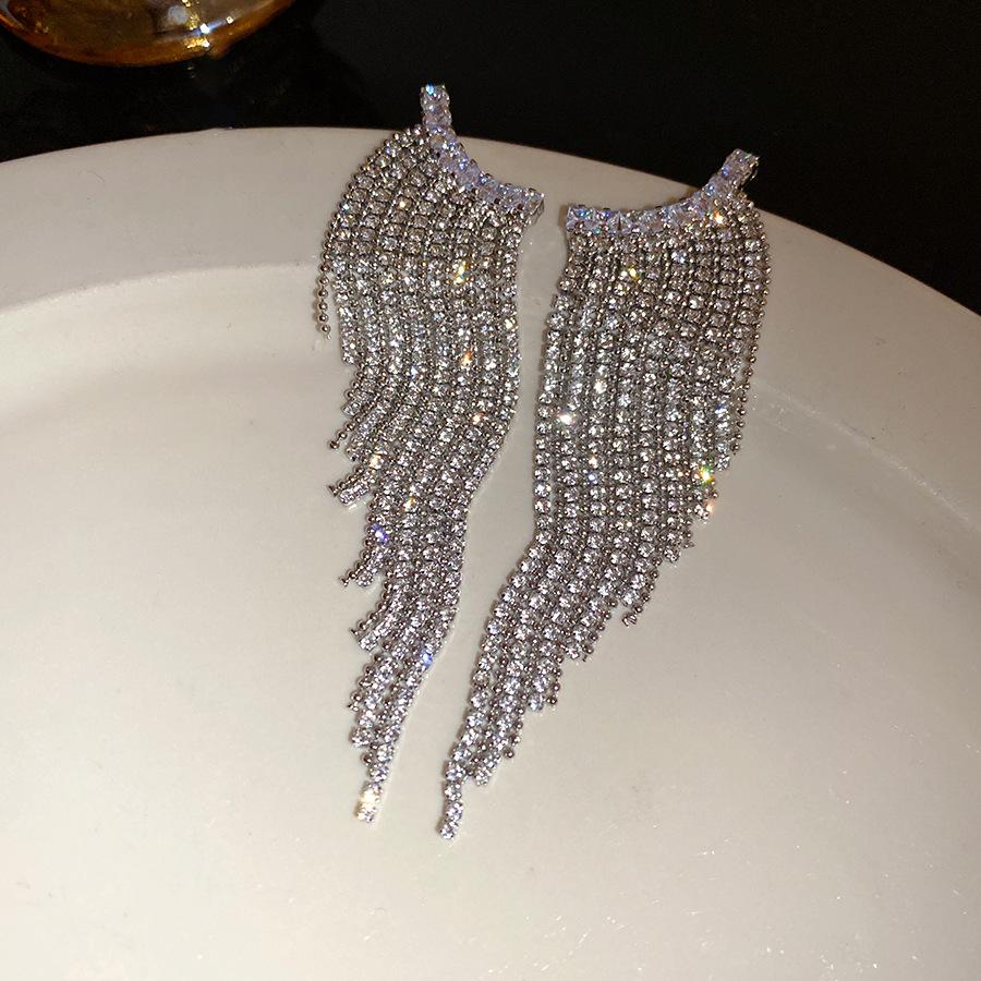 Silver needle inlaid diamond fashion fringed earrings European and American cold wind temperament earrings light luxury high-end earrings
Silver needle inlaid diamond fashion fringed earrings European and American cold wind temperament earrings light luxury high-end earrings