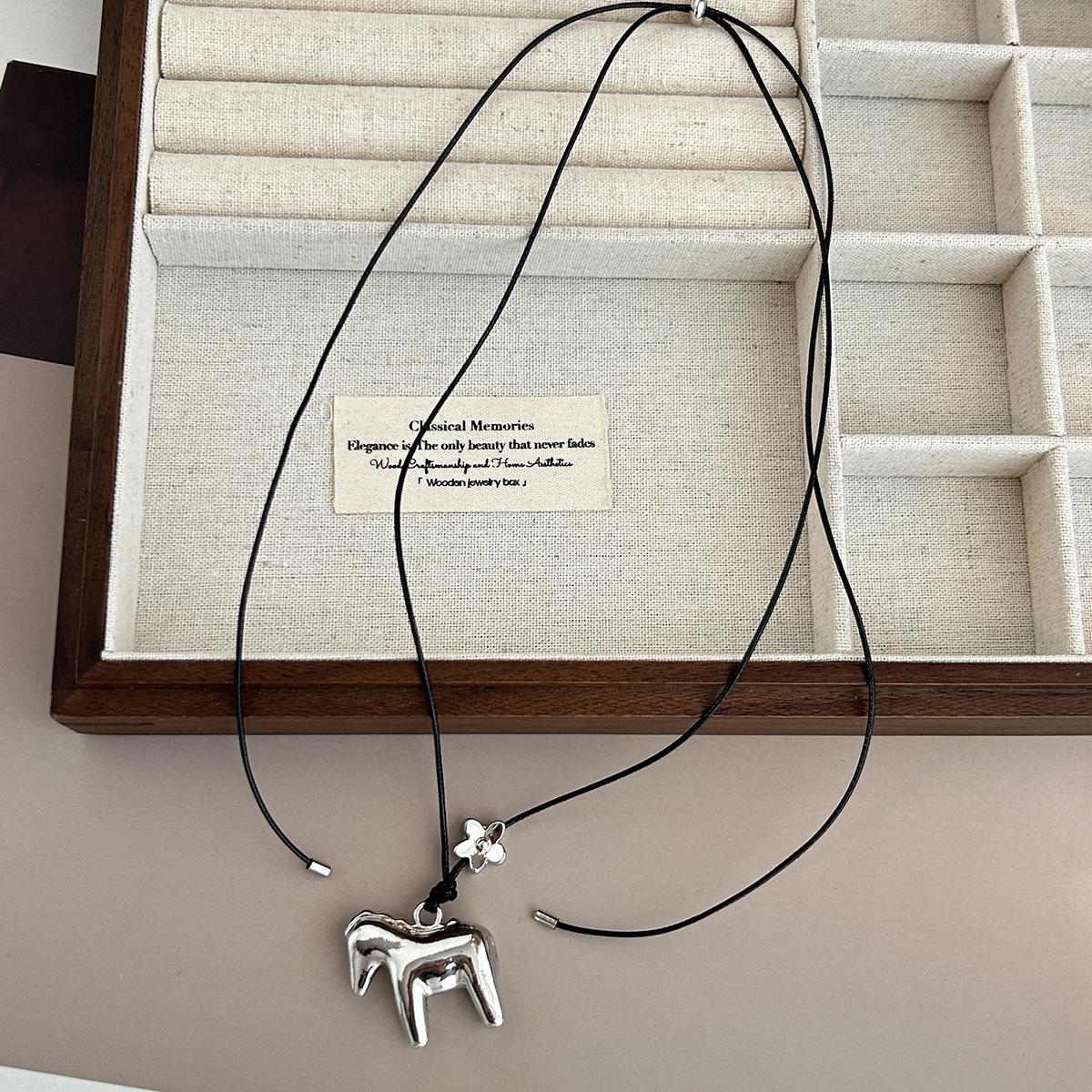 Maillard Silver Pony Long Pendant Necklace Women S Light Luxury High-End Retro Decorative Accessories Sweater Chain
Maillard Silver Pony Long Pendant Necklace Women S Light Luxury High-End Retro Decorative Accessories Sweater Chain