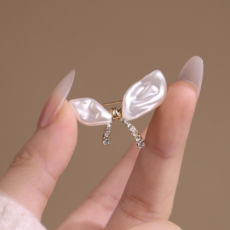 Baroque pearl bow brooch female design sense niche pin exquisite high-end corsage clothes anti-light buckle
Baroque pearl bow brooch female design sense niche pin exquisite high-end corsage clothes anti-light buckle