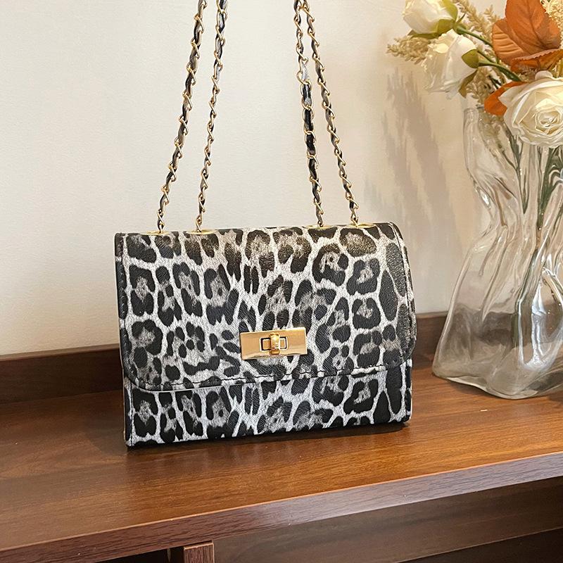 2025 новая сумка подмышку в иностранном стиле, маленькая квадратная сумка, европейская и американская ретро-сумка через плечо, женская сумка, тренд, легкая роскошь, высокое чувство чёрный
2025 новая сумка подмышку в иностранном стиле, маленькая квадратная сумка, европейская и американская ретро-сумка через плечо, женская сумка, тренд, легкая роскошь, высокое чувство чёрный