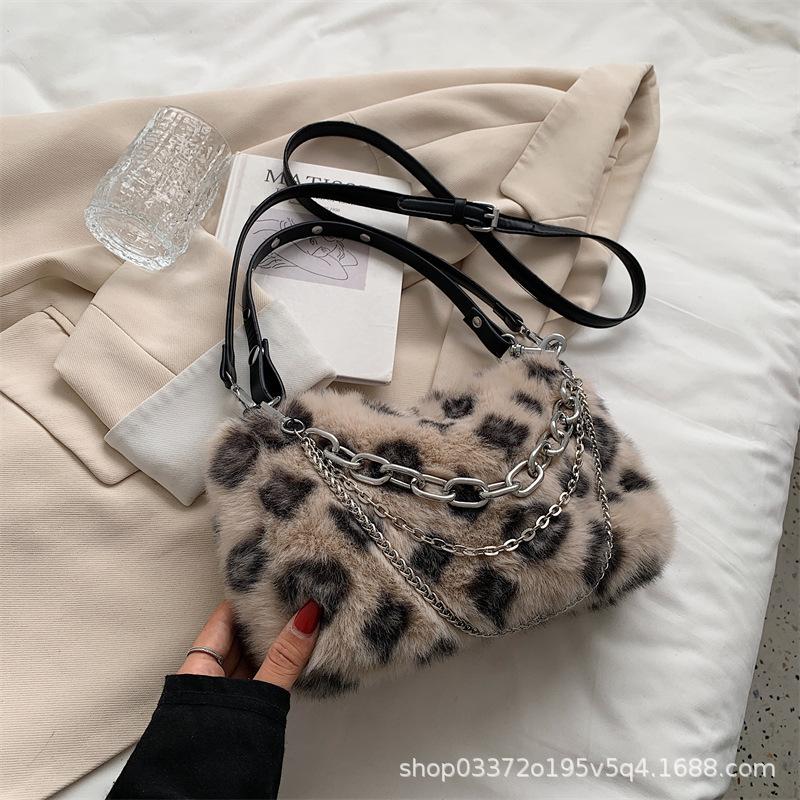 Mao Mao bag female messenger bag winter fairy gentle wind niche design plush bag fashion shoulder bag underarm bag хакі
Mao Mao bag female messenger bag winter fairy gentle wind niche design plush bag fashion shoulder bag underarm bag хакі