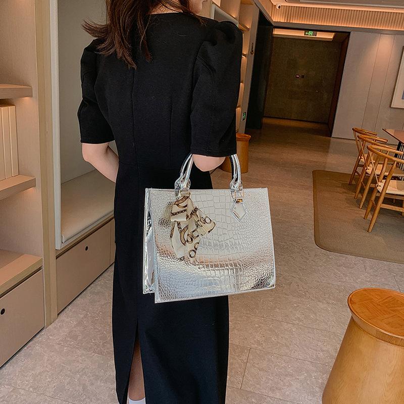 Crocodile pattern bag women s portable tote bag 2025 new simple silk scarf women s bag patent leather glossy bag
Crocodile pattern bag women s portable tote bag 2025 new simple silk scarf women s bag patent leather glossy bag