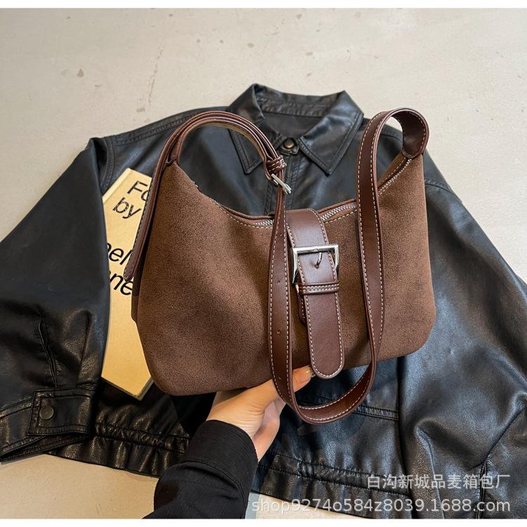 2025 autumn and winter new Korean niche design commuter bag casual matte texture underarm bag messenger bag tote bag темно-коричневого кольору
2025 autumn and winter new Korean niche design commuter bag casual matte texture underarm bag messenger bag tote bag темно-коричневого кольору
