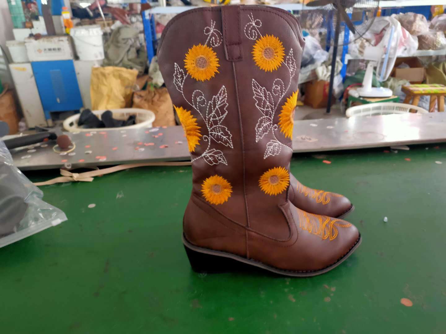 2025 autumn and winter new European and American high tube medium heel thick heel Martin boots women s pointed head ethnic style embroidered knight 43 темно-коричневого кольору
2025 autumn and winter new European and American high tube medium heel thick heel Martin boots women s pointed head ethnic style embroidered knight 43 темно-коричневого кольору