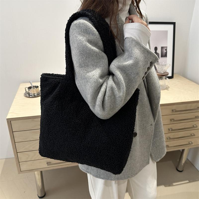 New casual simple 2025 plush handbag tote bag hand carry vegetable basket fashion hand carry women s bag 32*10*31.5 чорний
New casual simple 2025 plush handbag tote bag hand carry vegetable basket fashion hand carry women s bag 32*10*31.5 чорний