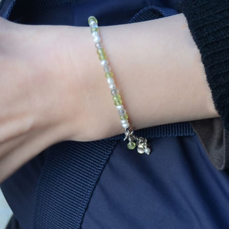 martha in the garret rondell.laurel green Peridot + Labradolite + Sead Pearl
martha in the garret rondell.laurel green Peridot + Labradolite + Sead Pearl