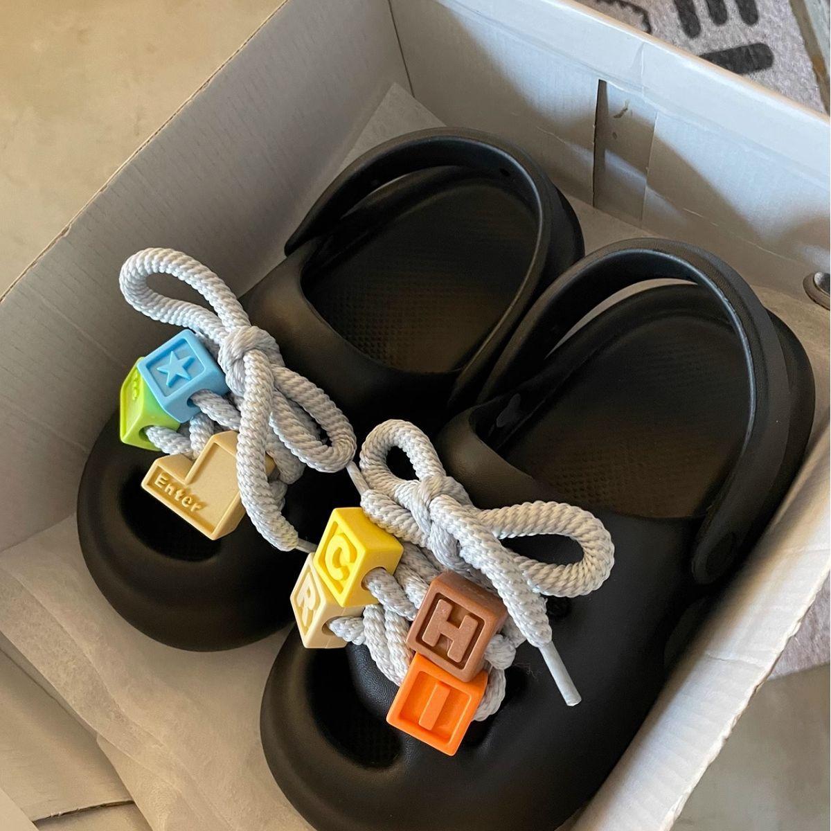 Hole shoes women wear summer new fashion two wear cool slippers thick-soled non-slip casual beach bag head slippers 35/36
Hole shoes women wear summer new fashion two wear cool slippers thick-soled non-slip casual beach bag head slippers 35/36