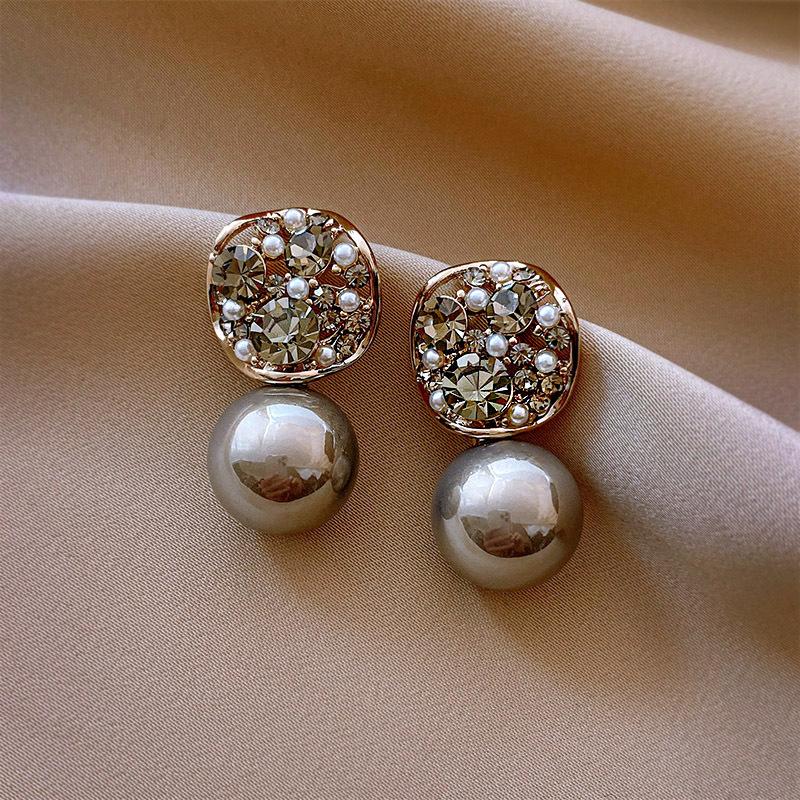 Rhombus geometric diamond-set artificial pearl earrings temperament stud earrings niche design earrings
Rhombus geometric diamond-set artificial pearl earrings temperament stud earrings niche design earrings