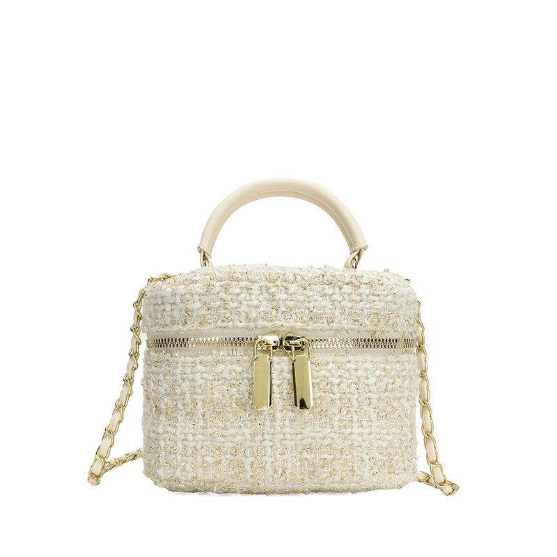 Xiaoxiangfeng woolen bag women s 2026 shoulder bag temperament chain crossbody bucket bag 17*8*12
Xiaoxiangfeng woolen bag women s 2026 shoulder bag temperament chain crossbody bucket bag 17*8*12