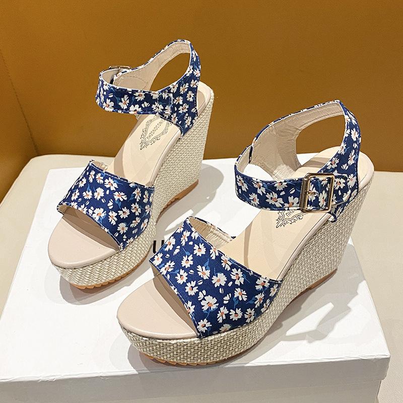 2025 лето новые босоножки на каблуке с уклоном импортная торговля корейская версия модная женская обувь одно слово пряжка ремешок цветочные высокие каблуки 42 синий