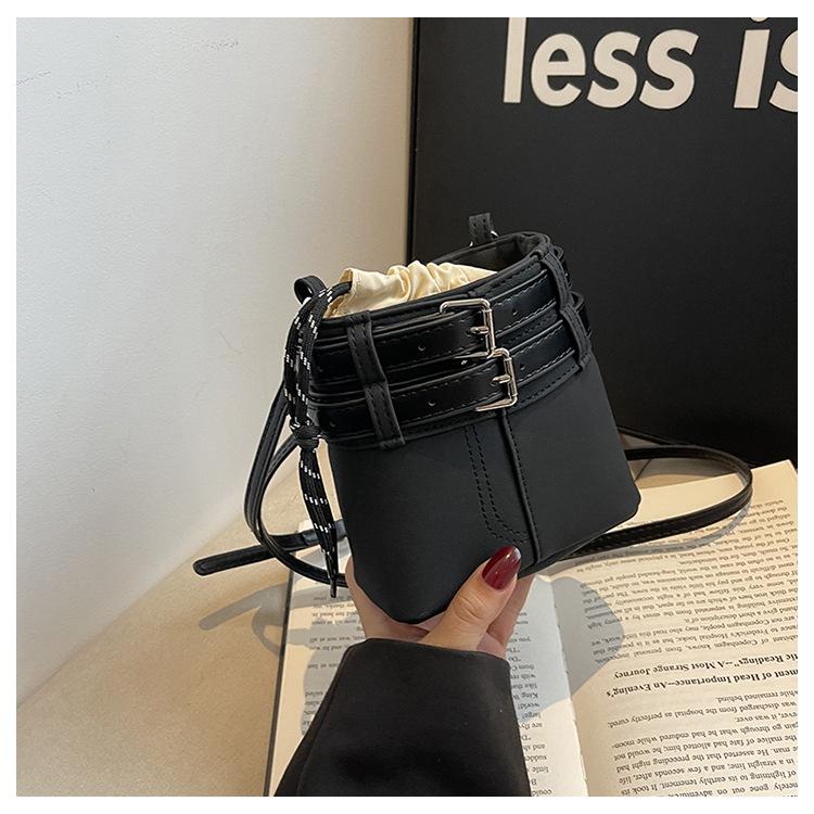 Premium sense niche mini bag women s autumn and winter 2024 new retro matte messenger bag women s bucket bag чорний
Premium sense niche mini bag women s autumn and winter 2024 new retro matte messenger bag women s bucket bag чорний