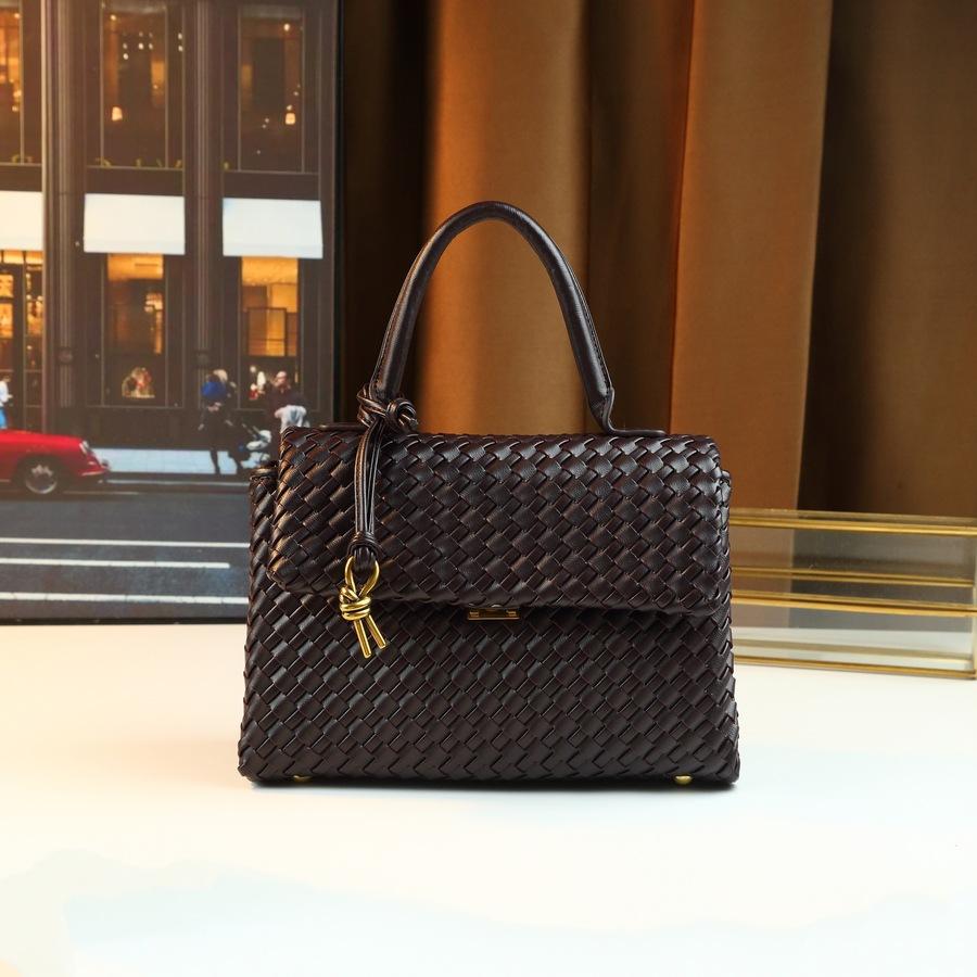 Small Design, Hand Woven Women s Bag, Simple and Atmospheric Commuting Briefcase, Casual Versatile Handbag, Small Square Bag темно-коричневого кольору
Small Design, Hand Woven Women s Bag, Simple and Atmospheric Commuting Briefcase, Casual Versatile Handbag, Small Square Bag темно-коричневого кольору