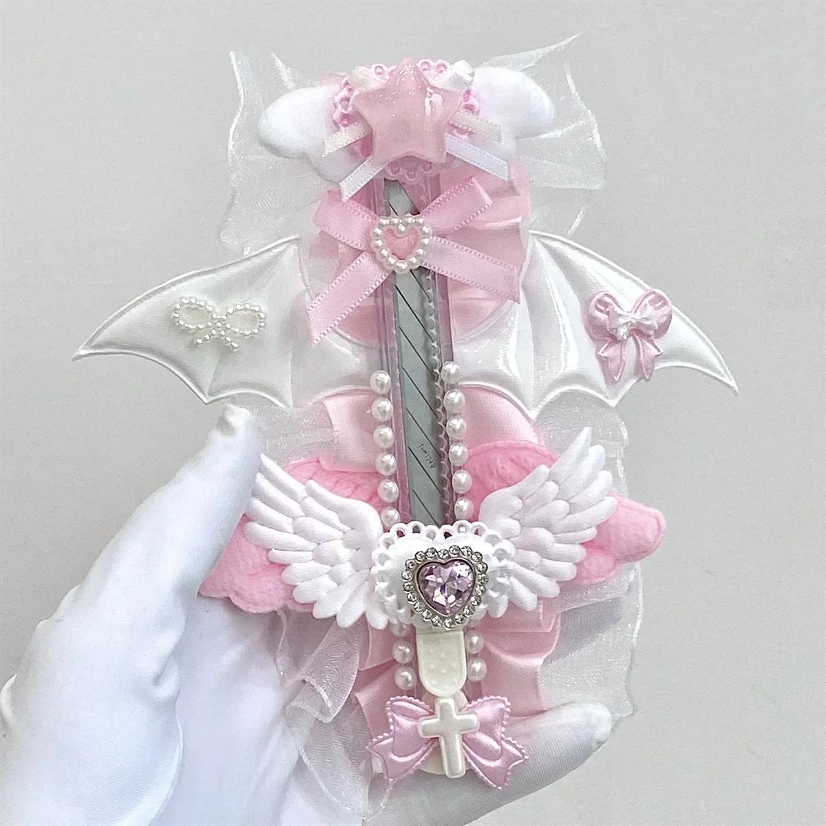 1 шт. Kawaii ретро стиль Y2K нож для коробок сердце крылья кружево бант скрапбук журнал бумага студент милый креативный дизайн универсальный нож
1 шт. Kawaii ретро стиль Y2K нож для коробок сердце крылья кружево бант скрапбук журнал бумага студент милый креативный дизайн универсальный нож