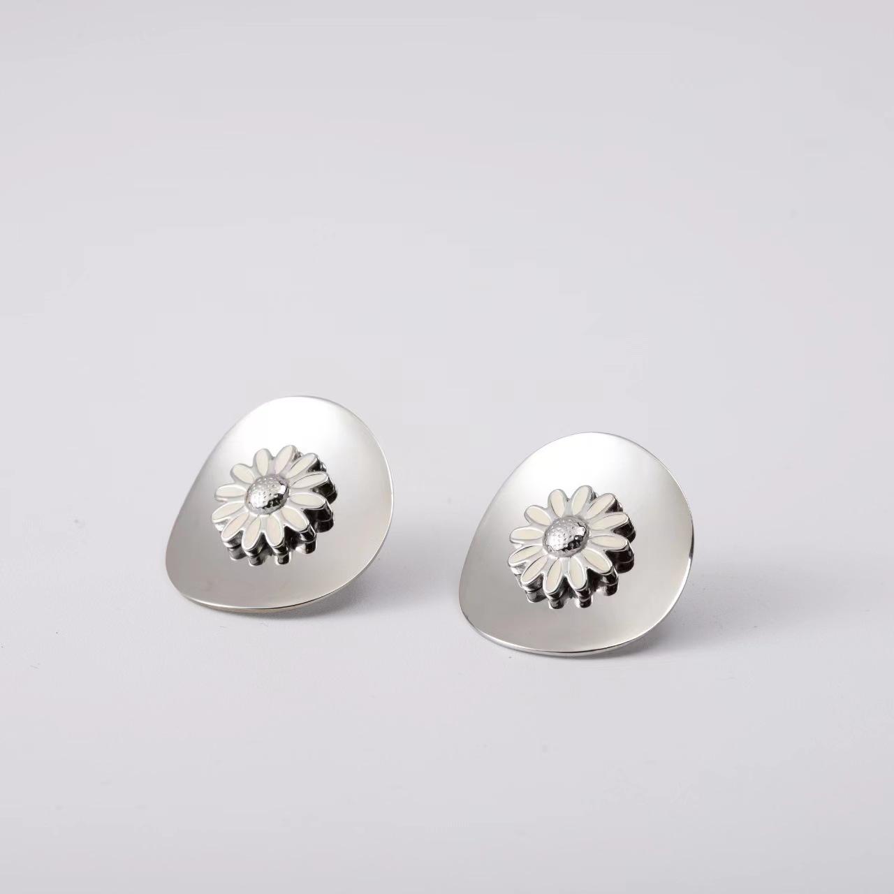 Summer new K gold stainless steel disc white oil dripping steel/gold small daisy earrings exquisite round
Summer new K gold stainless steel disc white oil dripping steel/gold small daisy earrings exquisite round