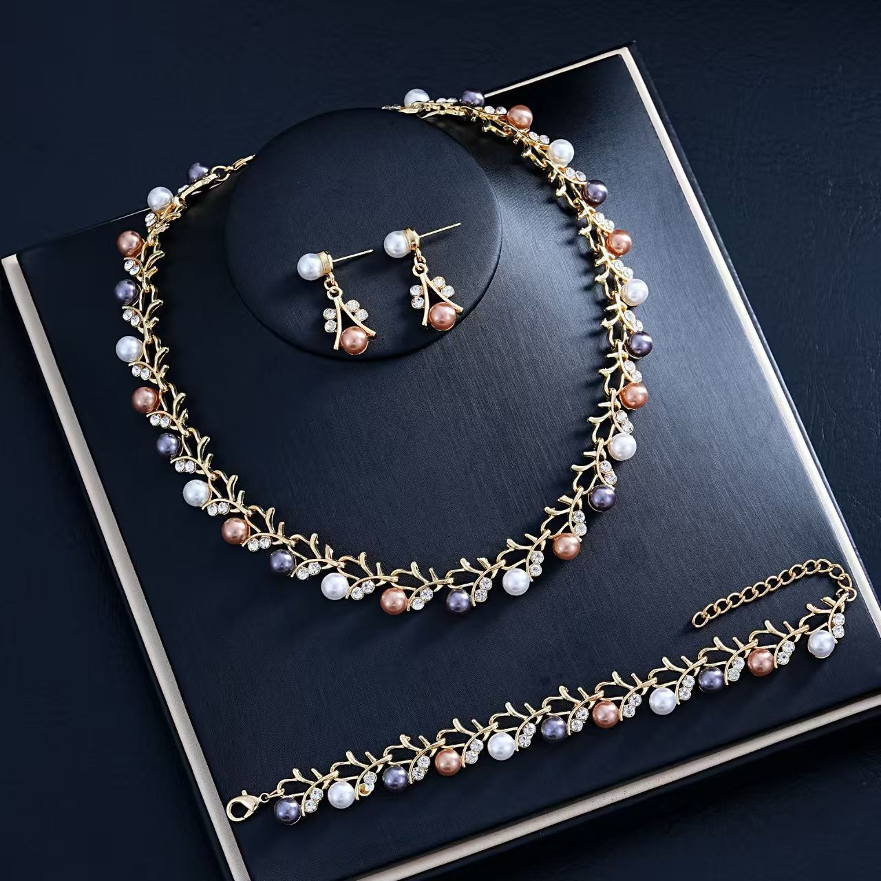 Autumn and winter explosion light luxury gypsy star colored pearl necklace earrings bracelet set women s gorgeous collarbone chain
Autumn and winter explosion light luxury gypsy star colored pearl necklace earrings bracelet set women s gorgeous collarbone chain