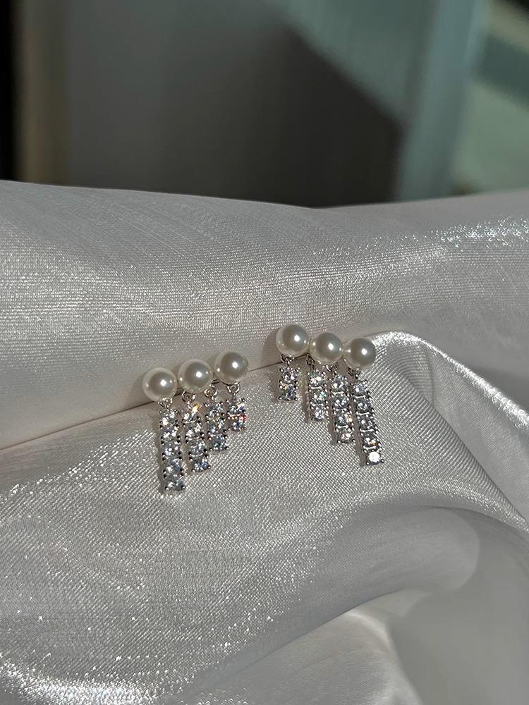 Exquisite and small micro-inlaid zircon S silver needle Shijia pearl earrings, earrings, new women s models
Exquisite and small micro-inlaid zircon S silver needle Shijia pearl earrings, earrings, new women s models