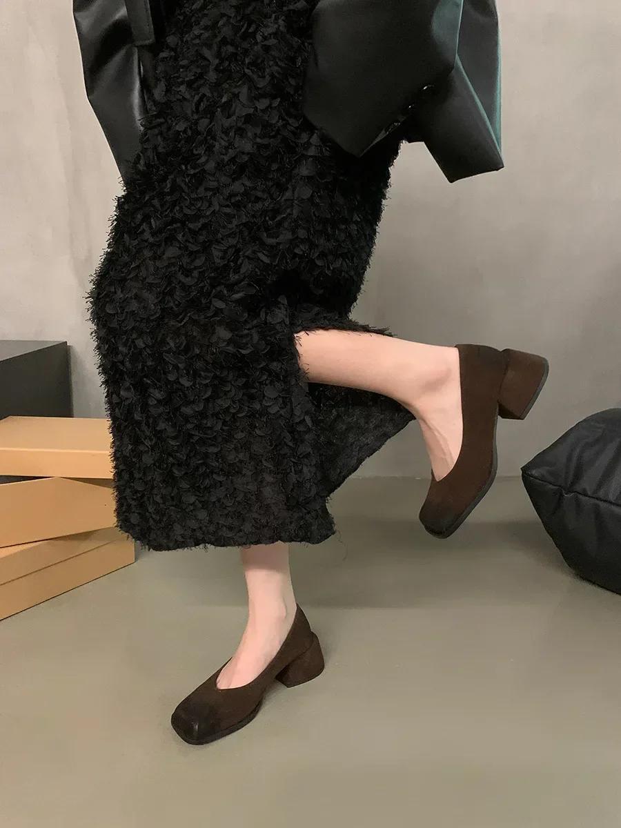 Модная женская обувь на толстом каблуке в ретро-стиле с квадратным носком, 2024, модные одинарные туфли из искусственной кожи с мелким вырезом, женские удобные офисные туфли-лодочки 35 коричневый
Модная женская обувь на толстом каблуке в ретро-стиле с квадратным носком, 2024, модные одинарные туфли из искусственной кожи с мелким вырезом, женские удобные офисные туфли-лодочки 35 коричневый