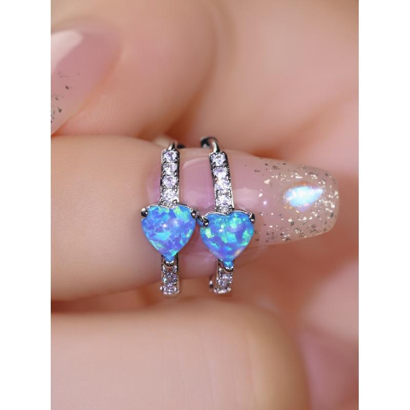 Wis three-claw opal edged with white diamonds, blue and white opal earrings.
Wis three-claw opal edged with white diamonds, blue and white opal earrings.