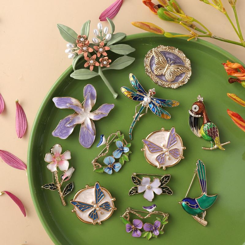 Vintage Enamel Flower Bird Brooches For Women Men Fashin High Qulaity Metal Design Clothing Coat Pins Party Wedding Jewelry
Vintage Enamel Flower Bird Brooches For Women Men Fashin High Qulaity Metal Design Clothing Coat Pins Party Wedding Jewelry