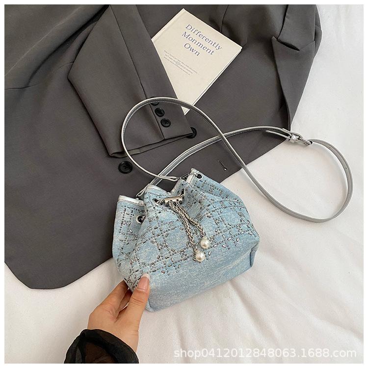2025 новая нишевая дизайнерская сумка женская senmeng универсальная сумка-мессенджер на цепочке с ощущением иностранного стиля, портативная сумка-ведро с яркими бриллиантами
2025 новая нишевая дизайнерская сумка женская senmeng универсальная сумка-мессенджер на цепочке с ощущением иностранного стиля, портативная сумка-ведро с яркими бриллиантами