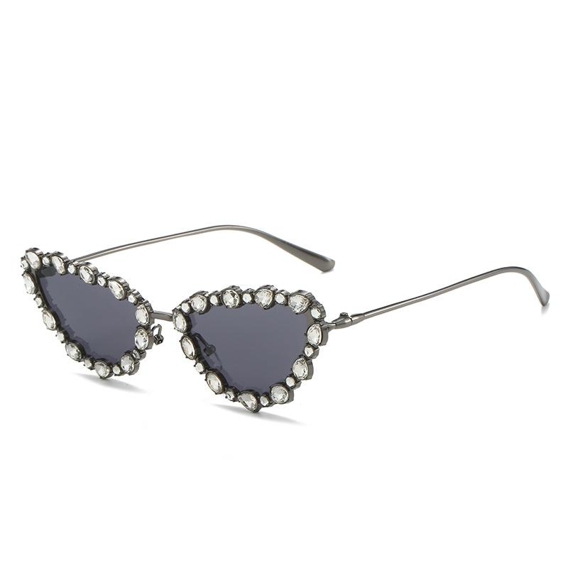 Солнцезащитные очки Cat S Eye Diamond-Set, персонализированные цельнометаллические геометрические треугольные очки ручной работы с бриллиантами Regular
Солнцезащитные очки Cat S Eye Diamond-Set, персонализированные цельнометаллические геометрические треугольные очки ручной работы с бриллиантами Regular